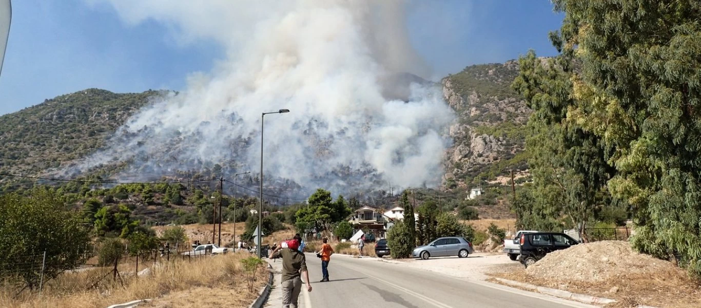 Φωτιά στο Λουτράκι: Διακοπή κυκλοφορίας σε αρκετά σημεία - Δείτε σε ποια